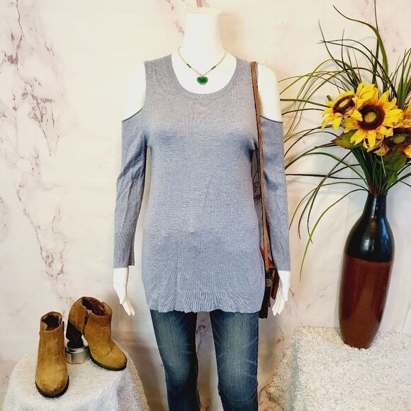 Tahari amazingly soft baby blue cold shoulder sweater - Picture 5 of 7